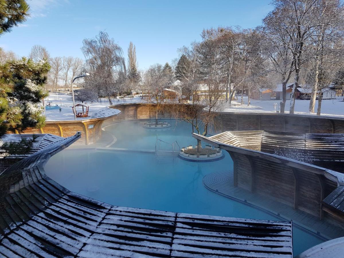 Thermal Apartmanhaz Komárom Exteriör bild